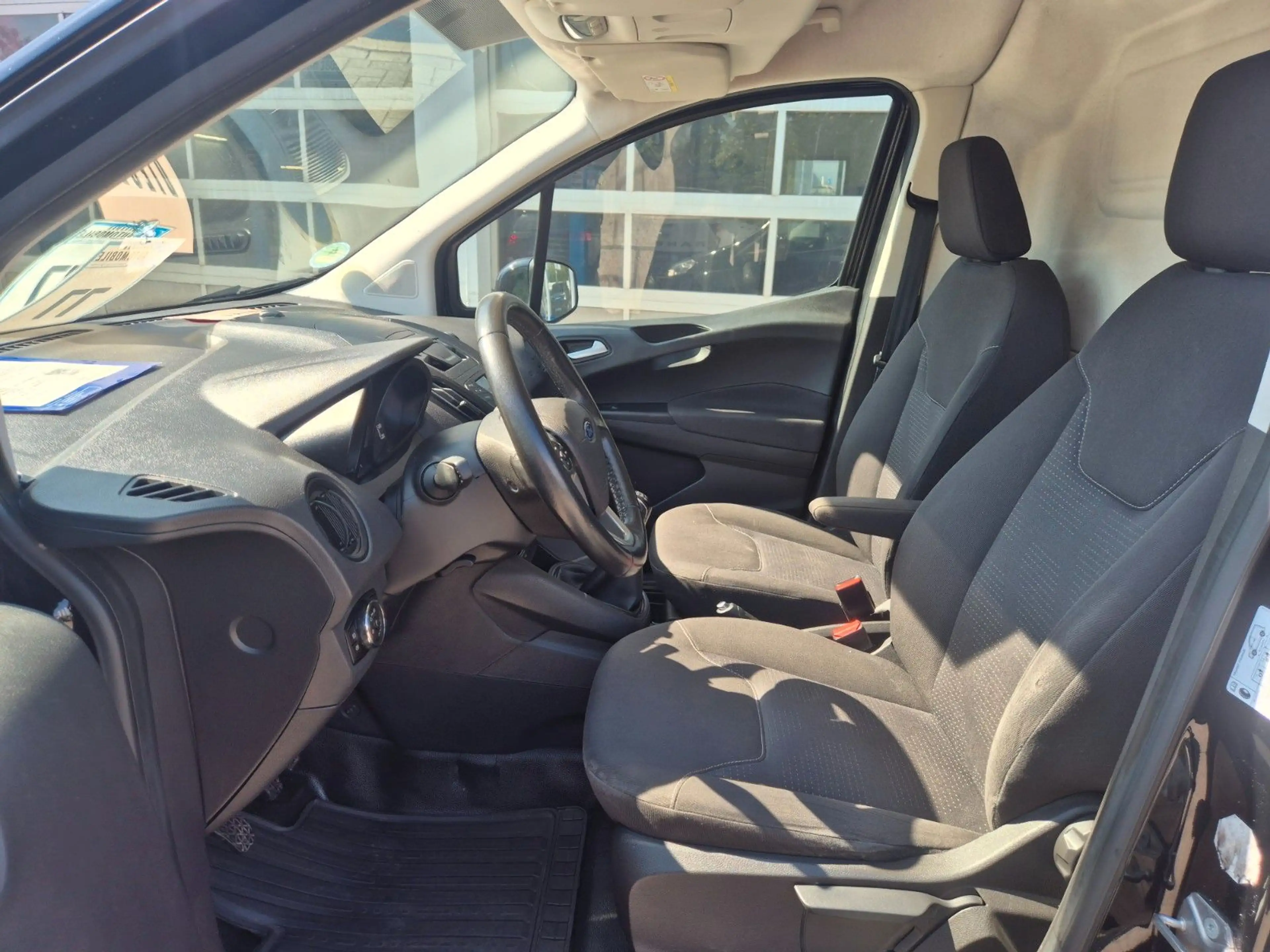 Ford Transit Courier — photo 12