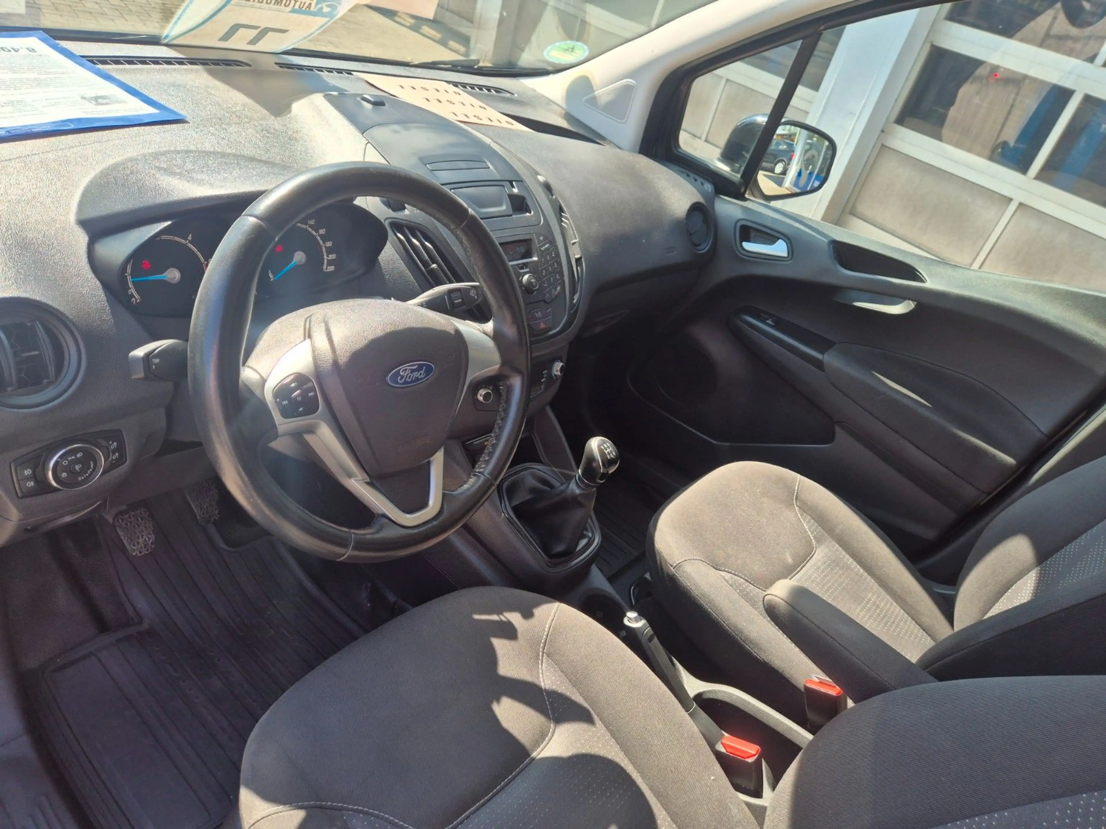 Ford Transit Courier — photo 13