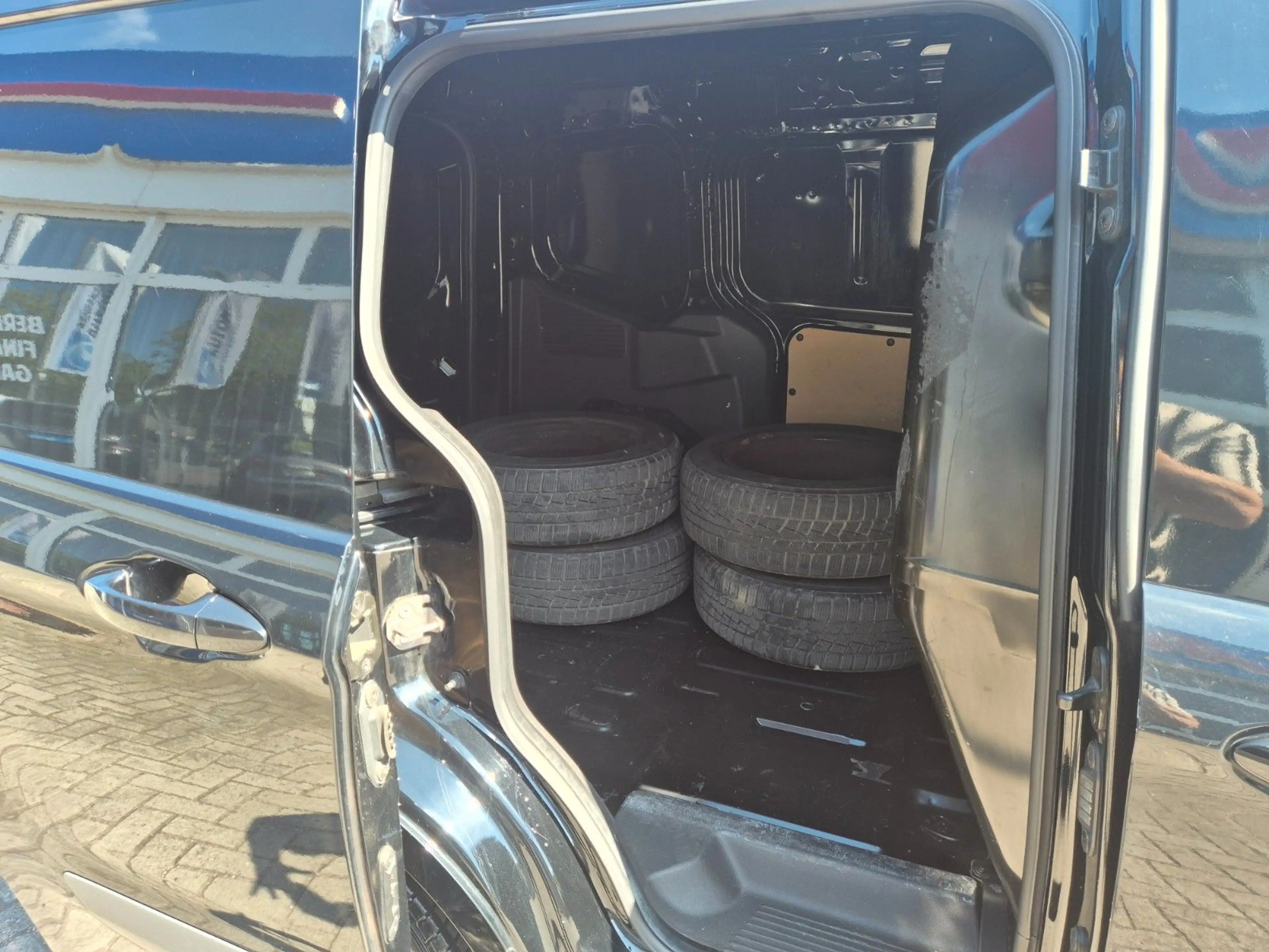 Ford Transit Courier — photo 9