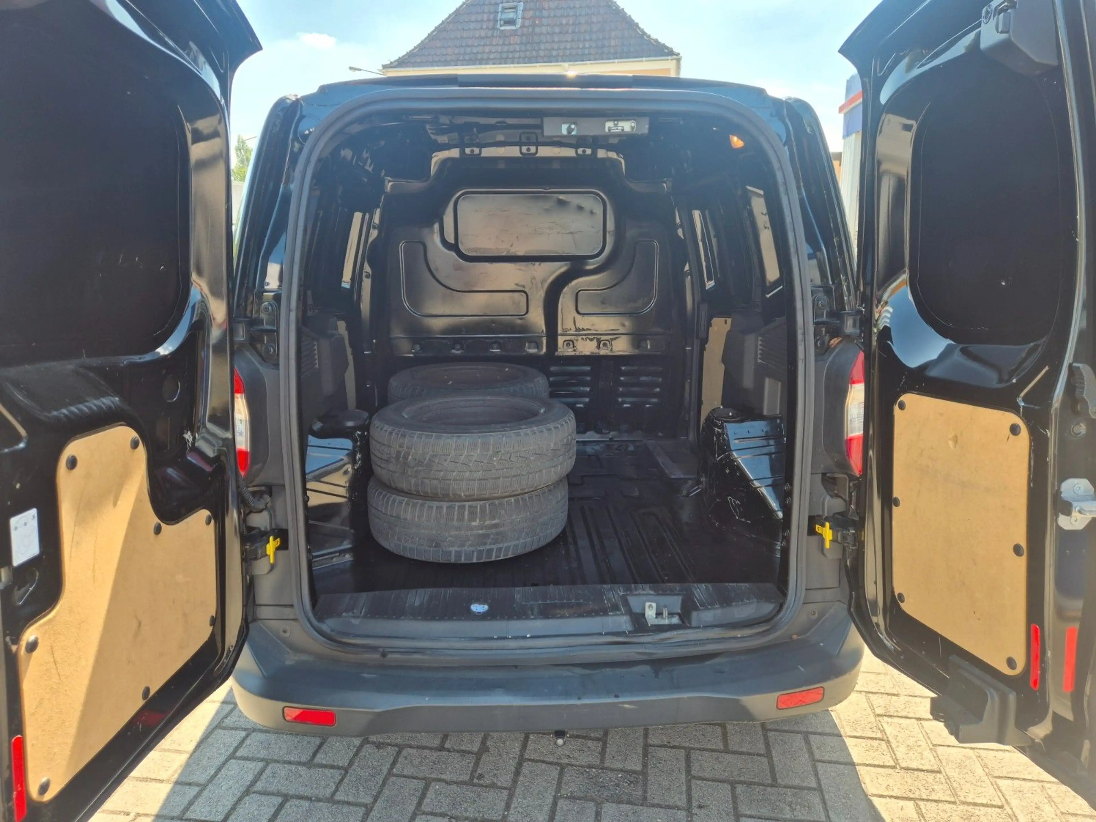 Ford Transit Courier — photo 8