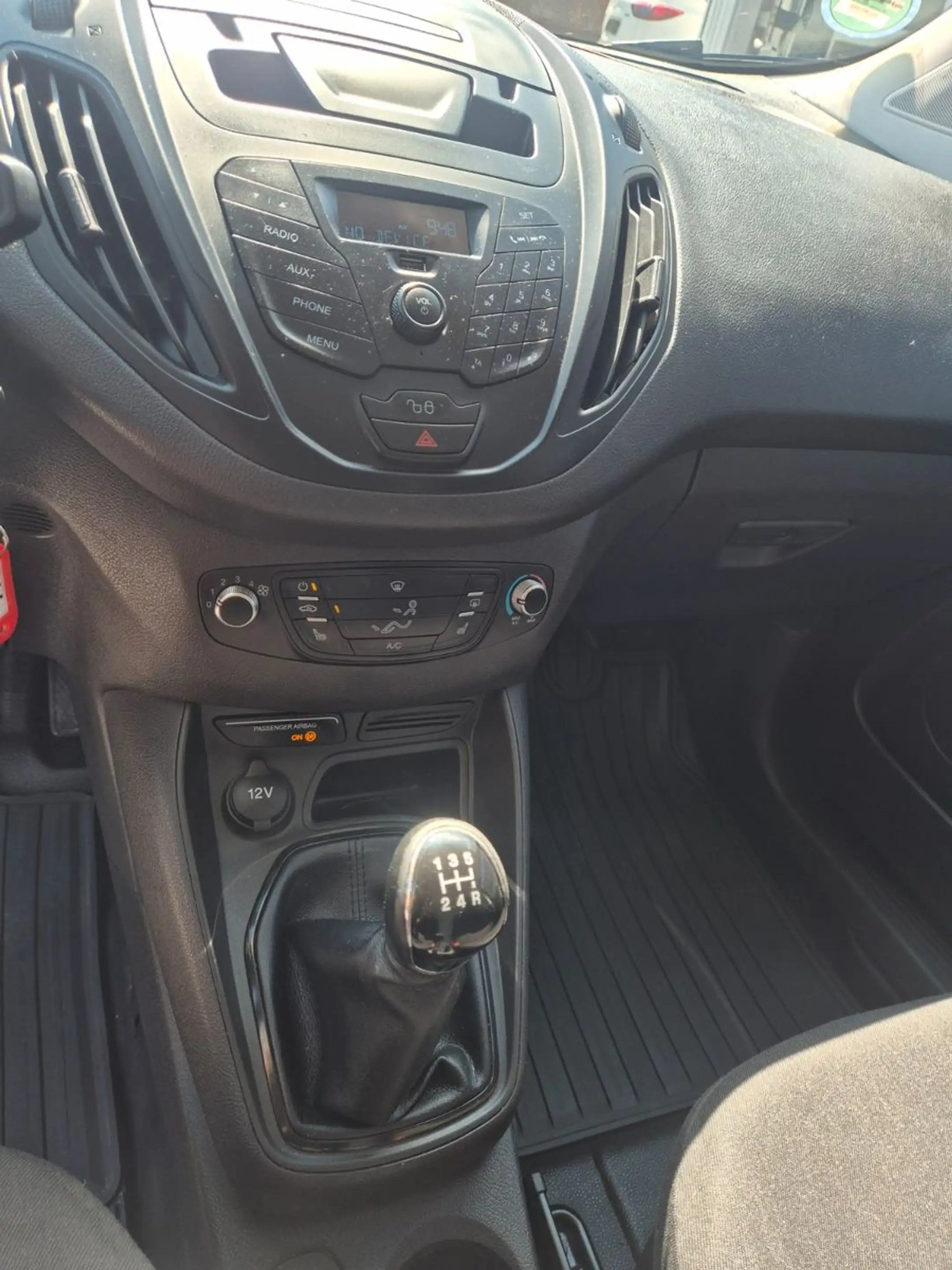 Ford Transit Courier — photo 15