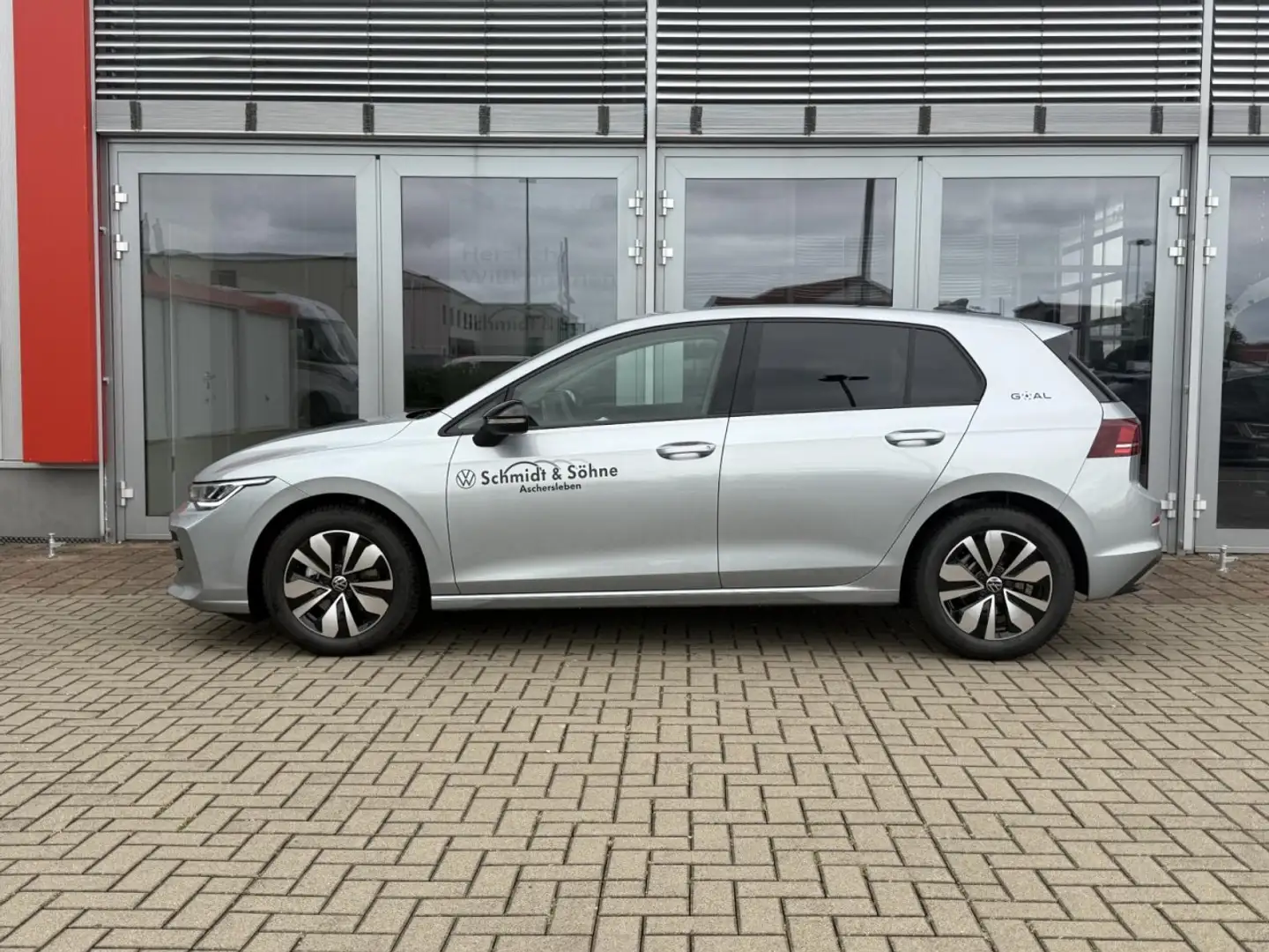 Volkswagen Golf VIII GOAL 1.5 eTSI DSG TOTWINKEL, TRAVEL Klima Silber - 2