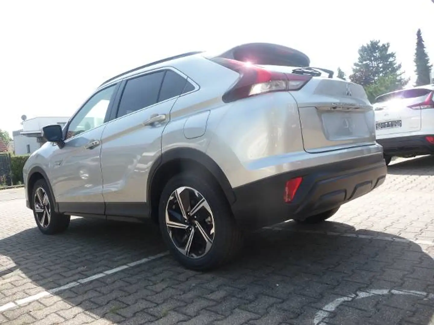 Mitsubishi Eclipse Cross Plug-in Hybrid BASIS 2.4 MIVEC 4WD Silber - 2