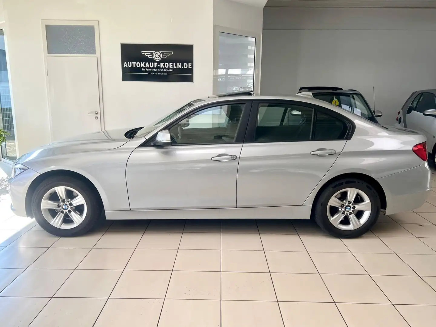 BMW 320 i Limousine/Automatik/Schiebedach/Klima/Alus Silber - 2