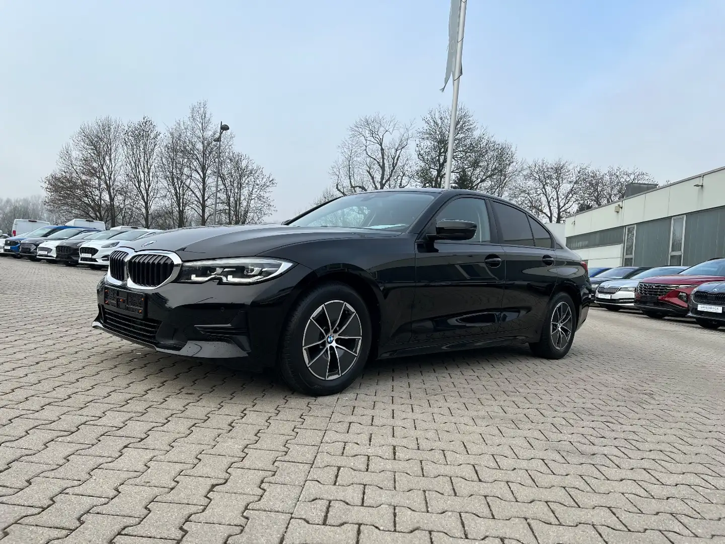 BMW 318 d Advantage *LED Navi Pano-SD DAB Sitzh.* Schwarz - 1