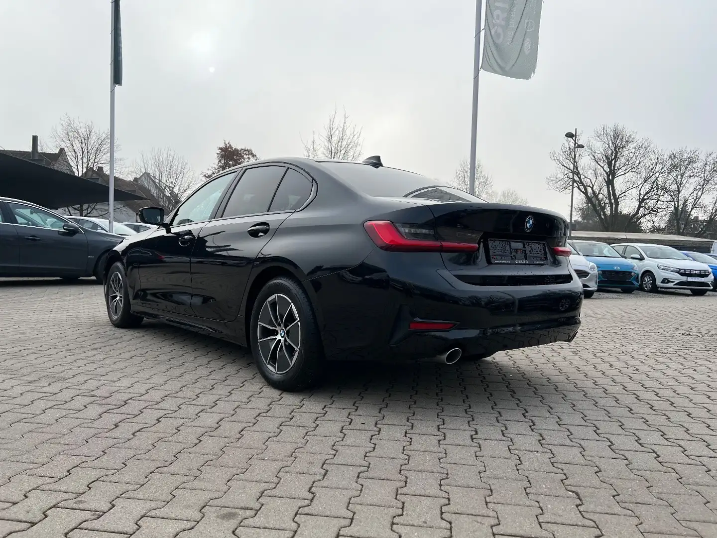 BMW 318 d Advantage *LED Navi Pano-SD DAB Sitzh.* Schwarz - 2