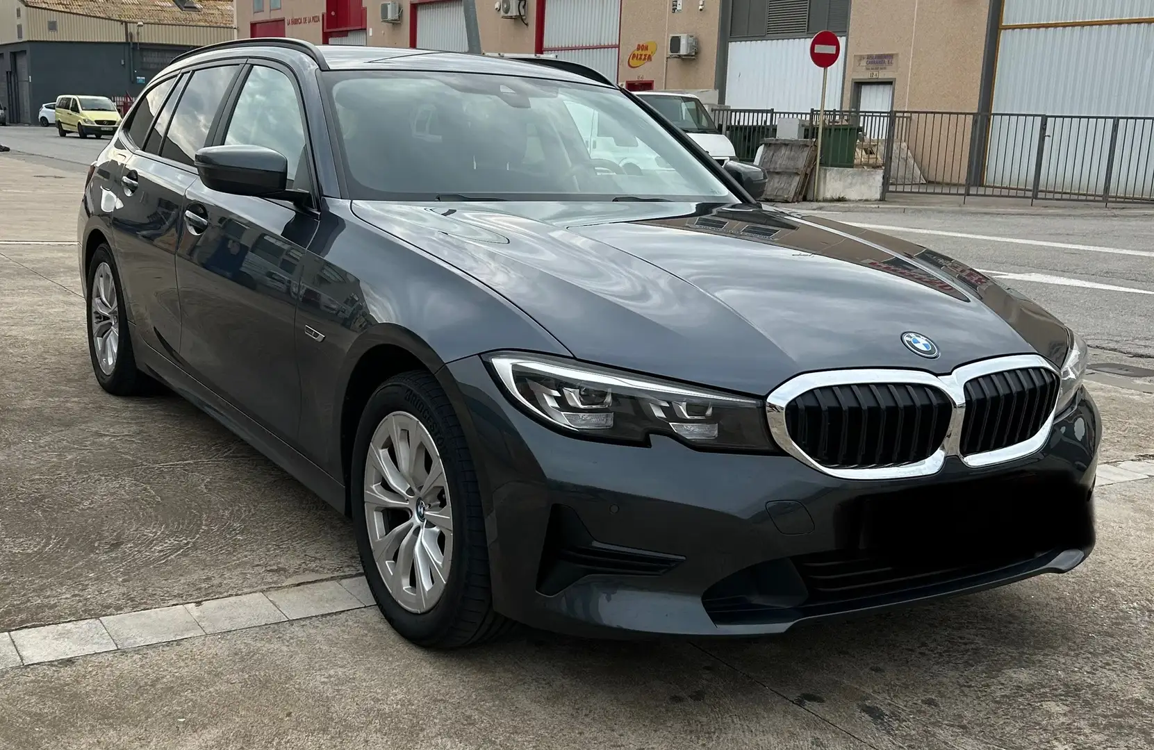 BMW 330 320e xDrive Touring - 1