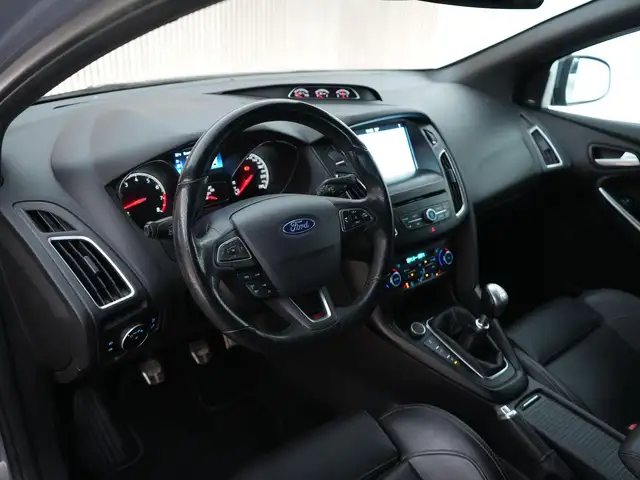 Ford Focus view 3