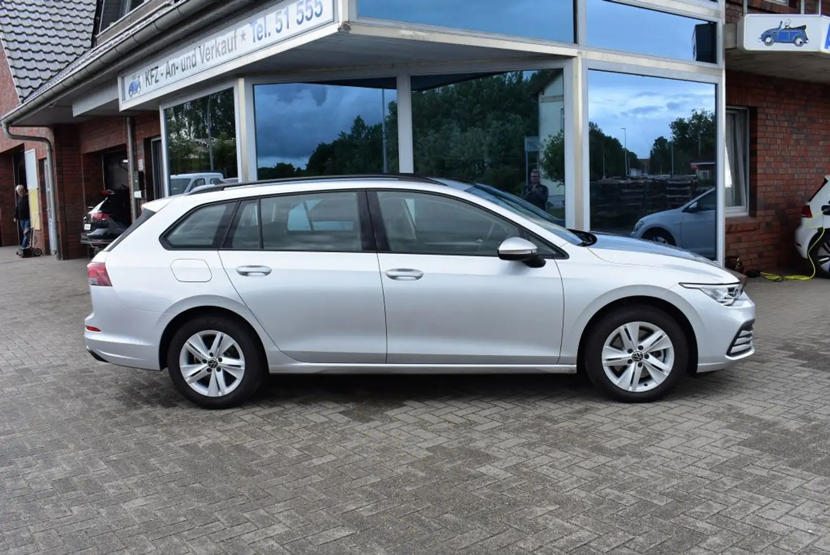 Volkswagen Golf Variant 2.0 TDI SCR Life LED-Scheinwerfer Navi Alu Klimatr Silber - 2