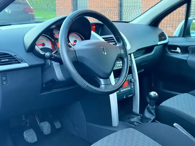 Peugeot 207 view 7