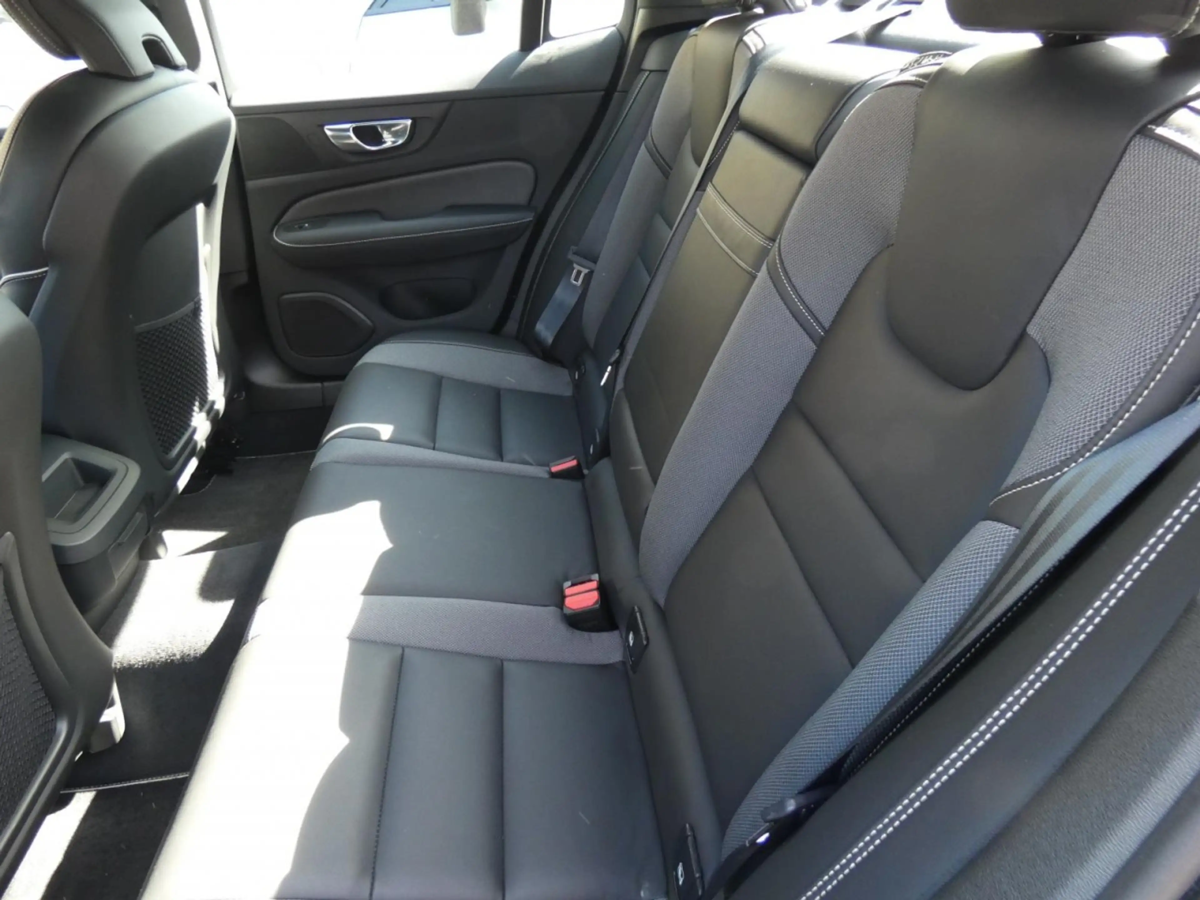 Volvo S60 T4 R Design (EURO 6d-TEMP) Klima Navi Leder — photo 9