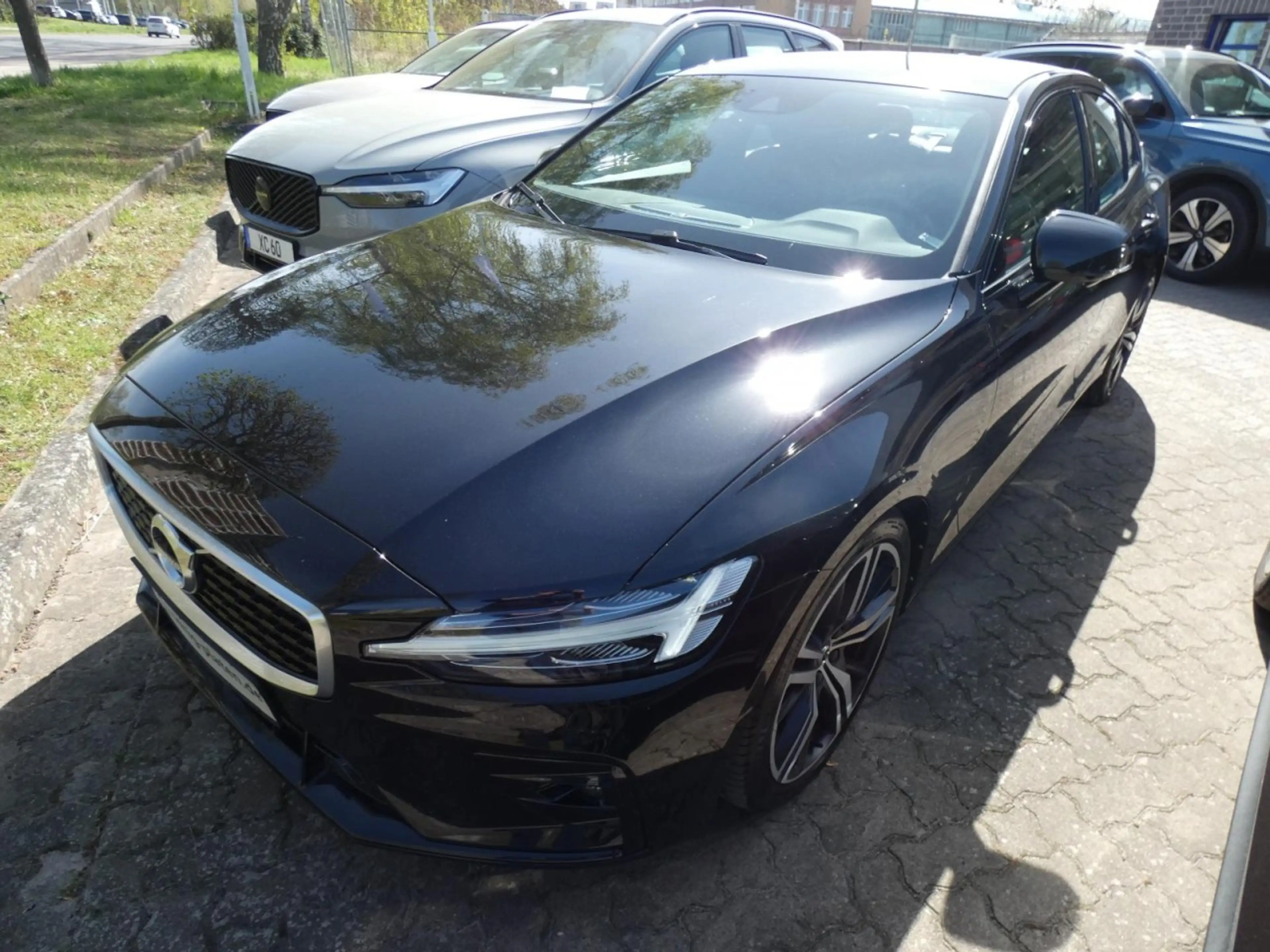 Volvo S60 T4 R Design (EURO 6d-TEMP) Klima Navi Leder — photo 2