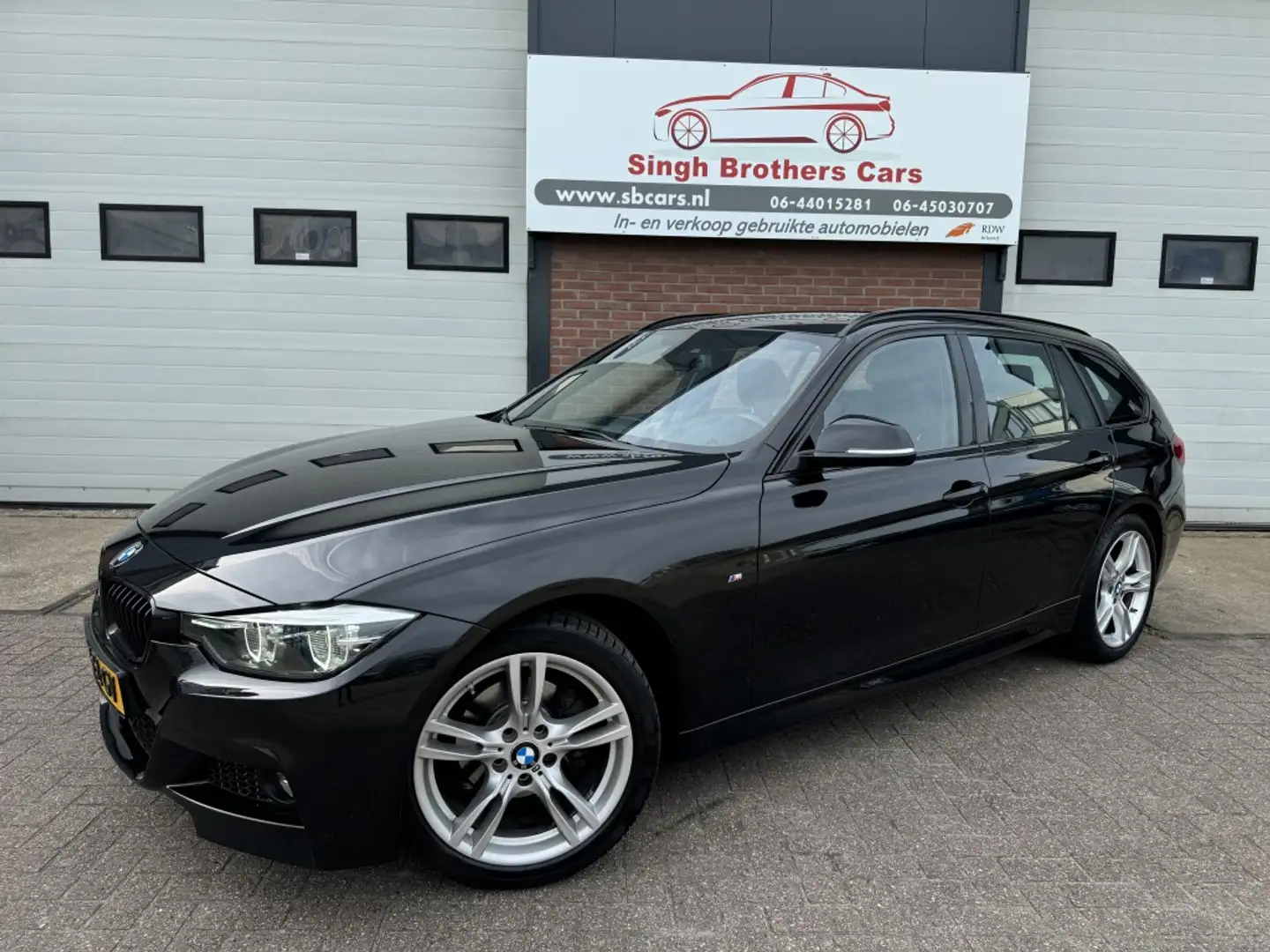 BMW 318 3-serie Touring 318i M-SPORT AUT C PLAY NAP XEN TR Zwart - 2