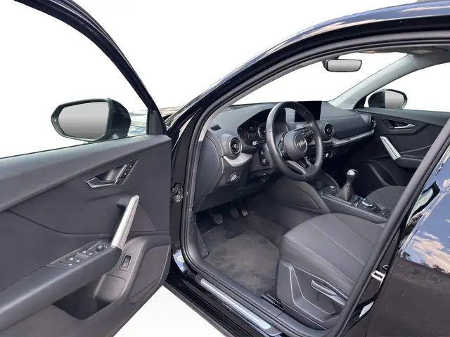 Audi Q2 view 13