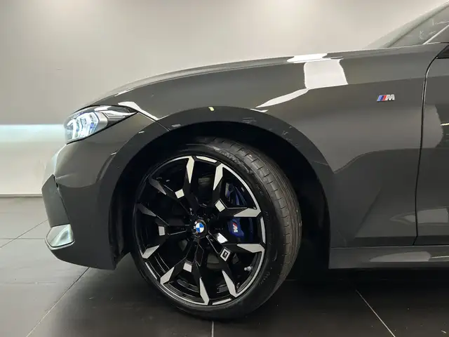 BMW 3 Series view 9