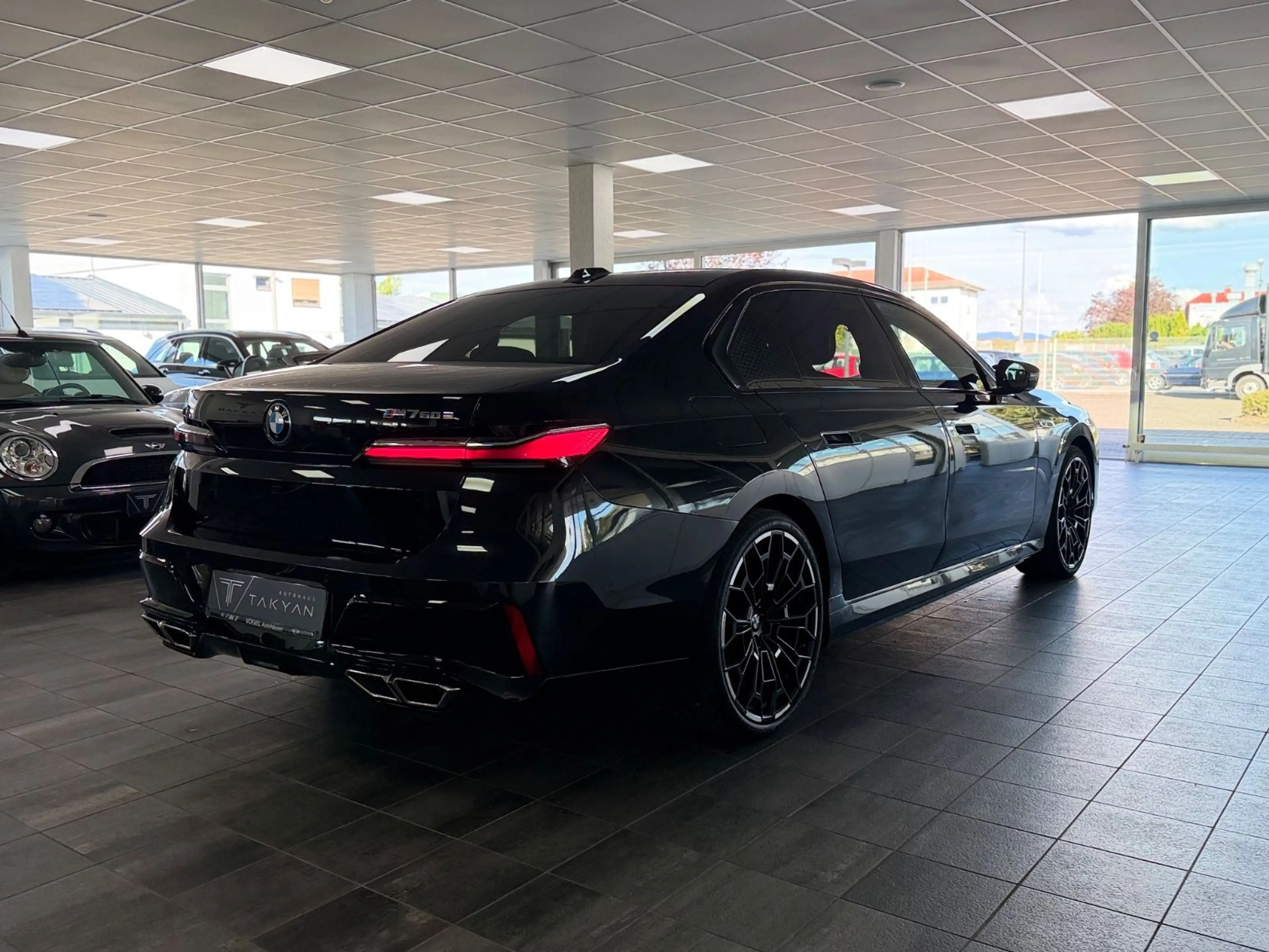 BMW 760 e xDrive / 1.Hand / NAVI / S-Heft — photo 6