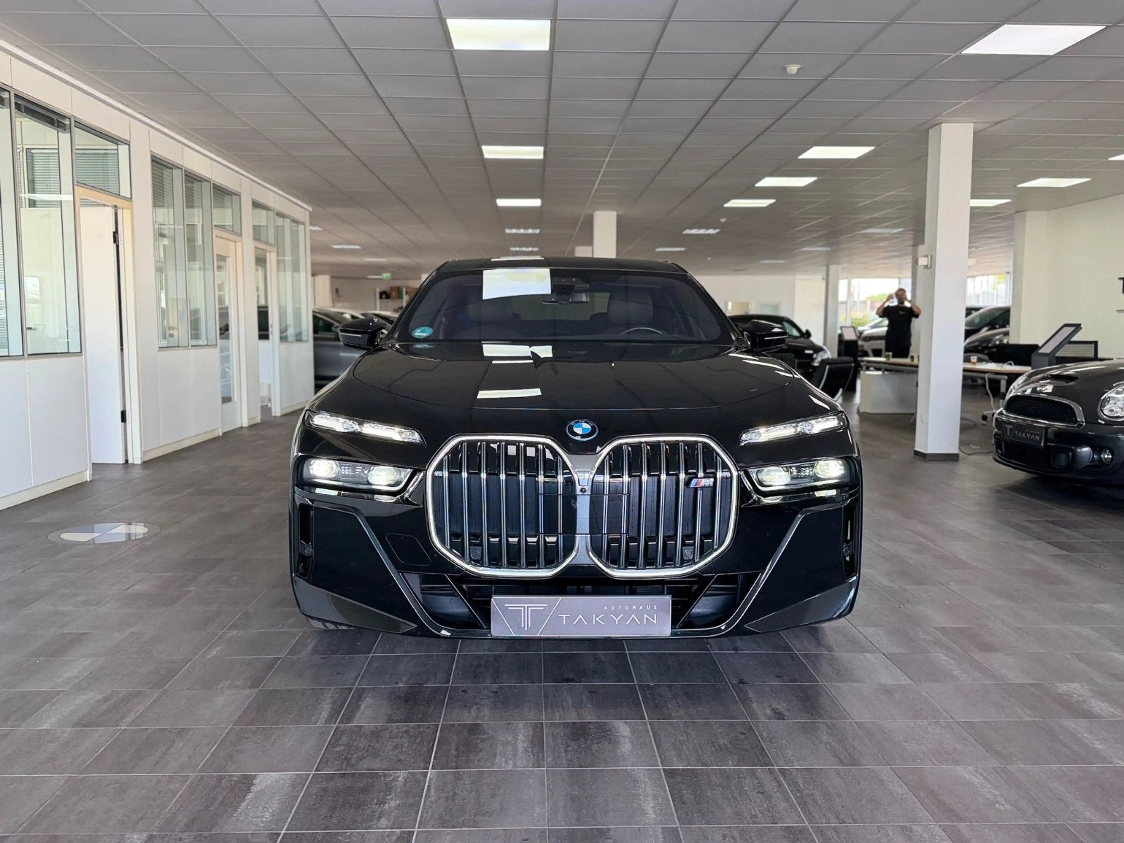 BMW 760 e xDrive / 1.Hand / NAVI / S-Heft — photo 2