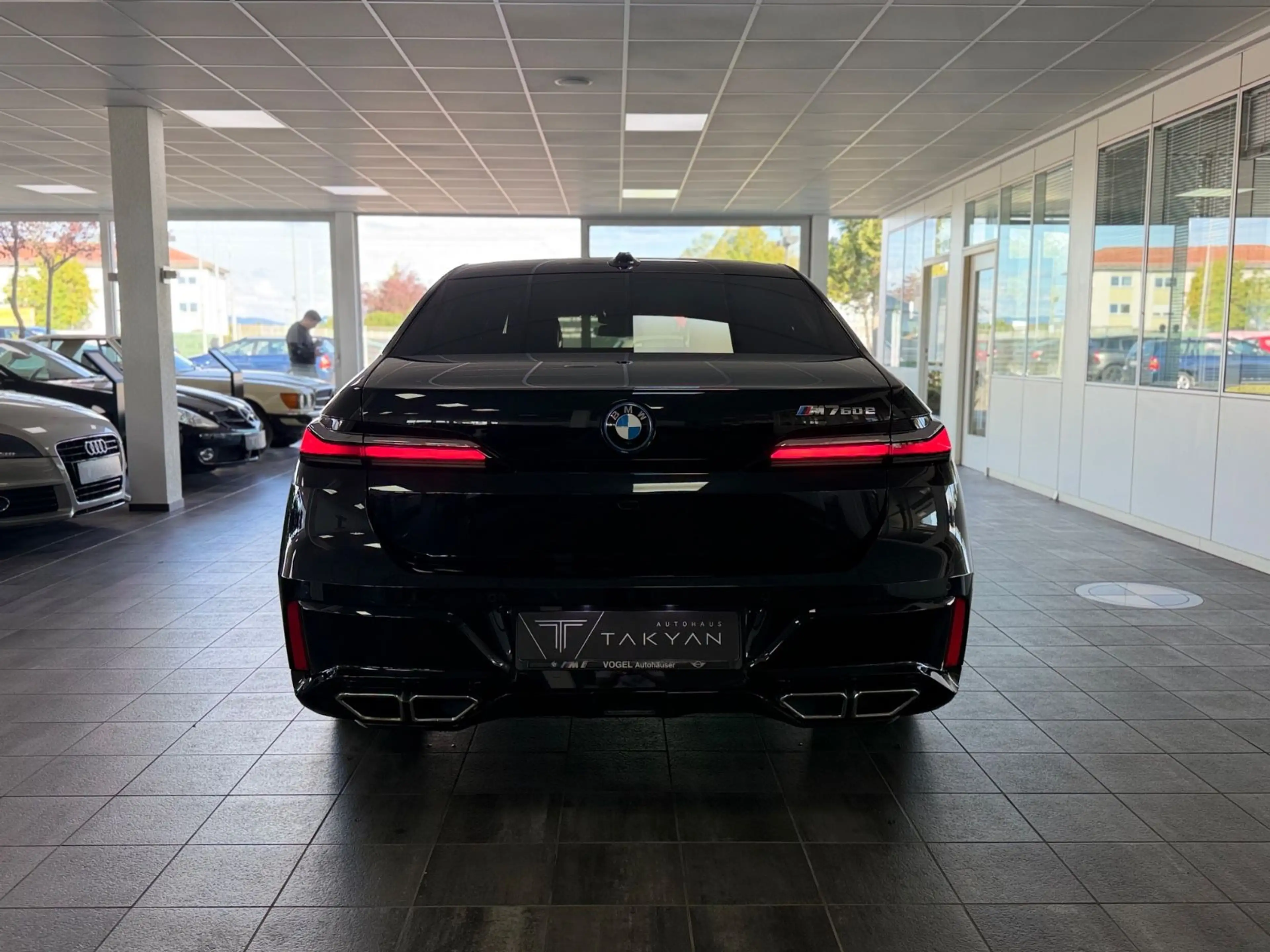 BMW 760 e xDrive / 1.Hand / NAVI / S-Heft — photo 5