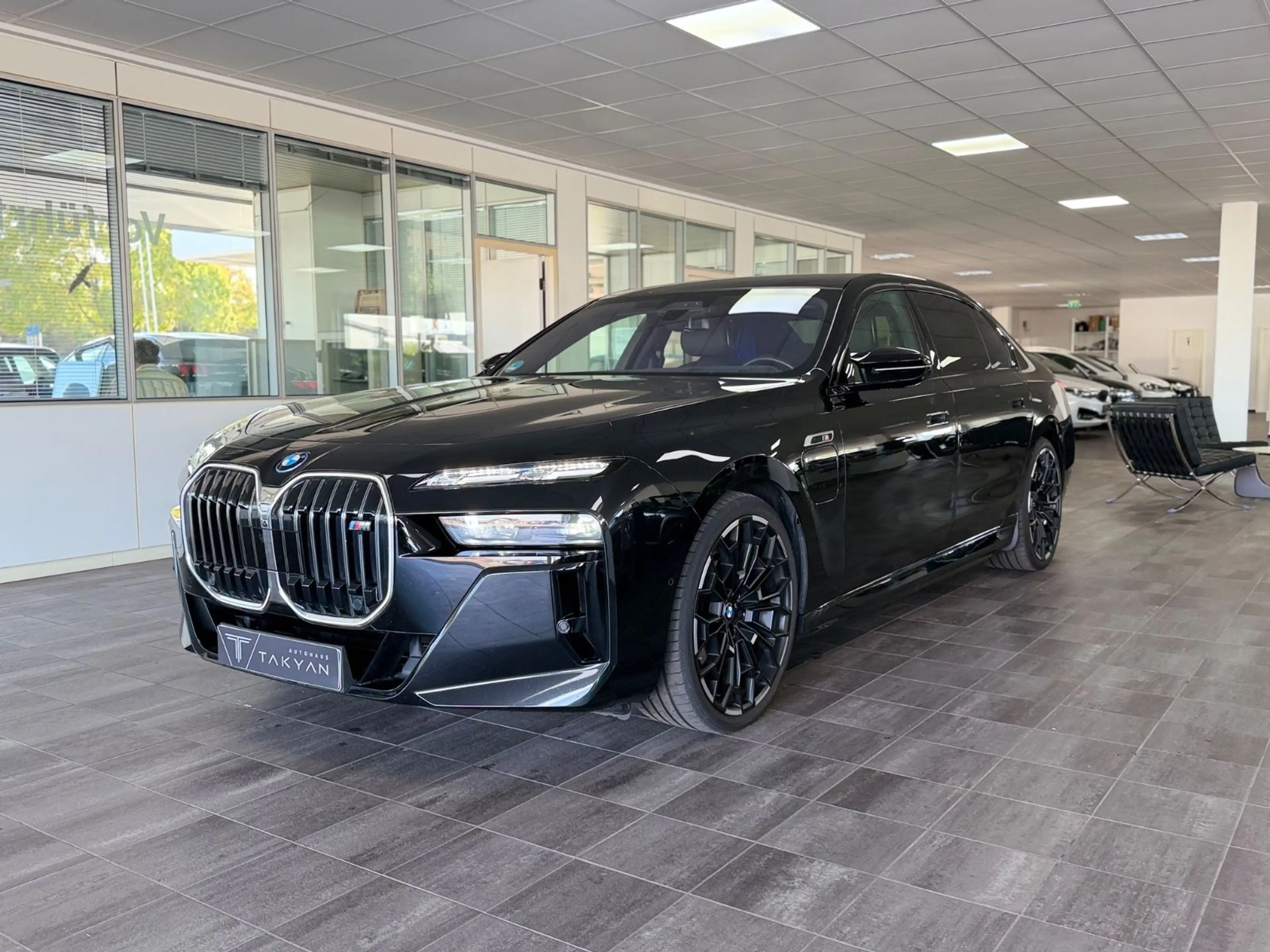 BMW 760 e xDrive / 1.Hand / NAVI / S-Heft — photo 3