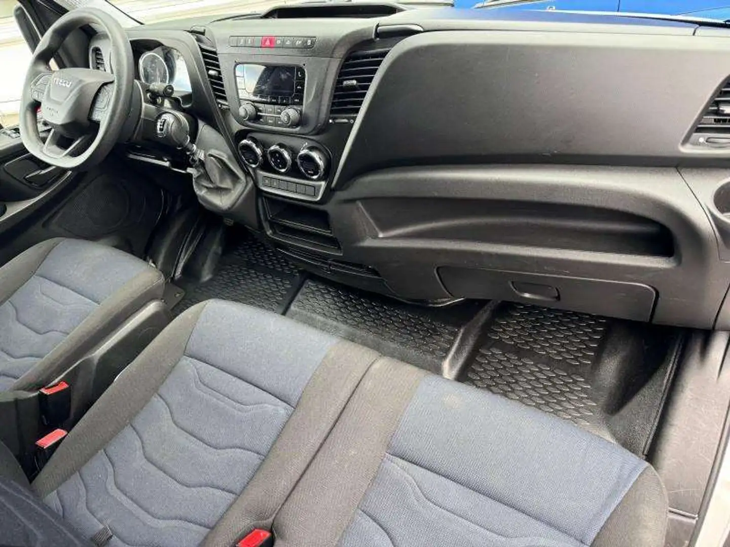 Iveco Daily 35S16 / L3H2 / 156ch Blanc - 2