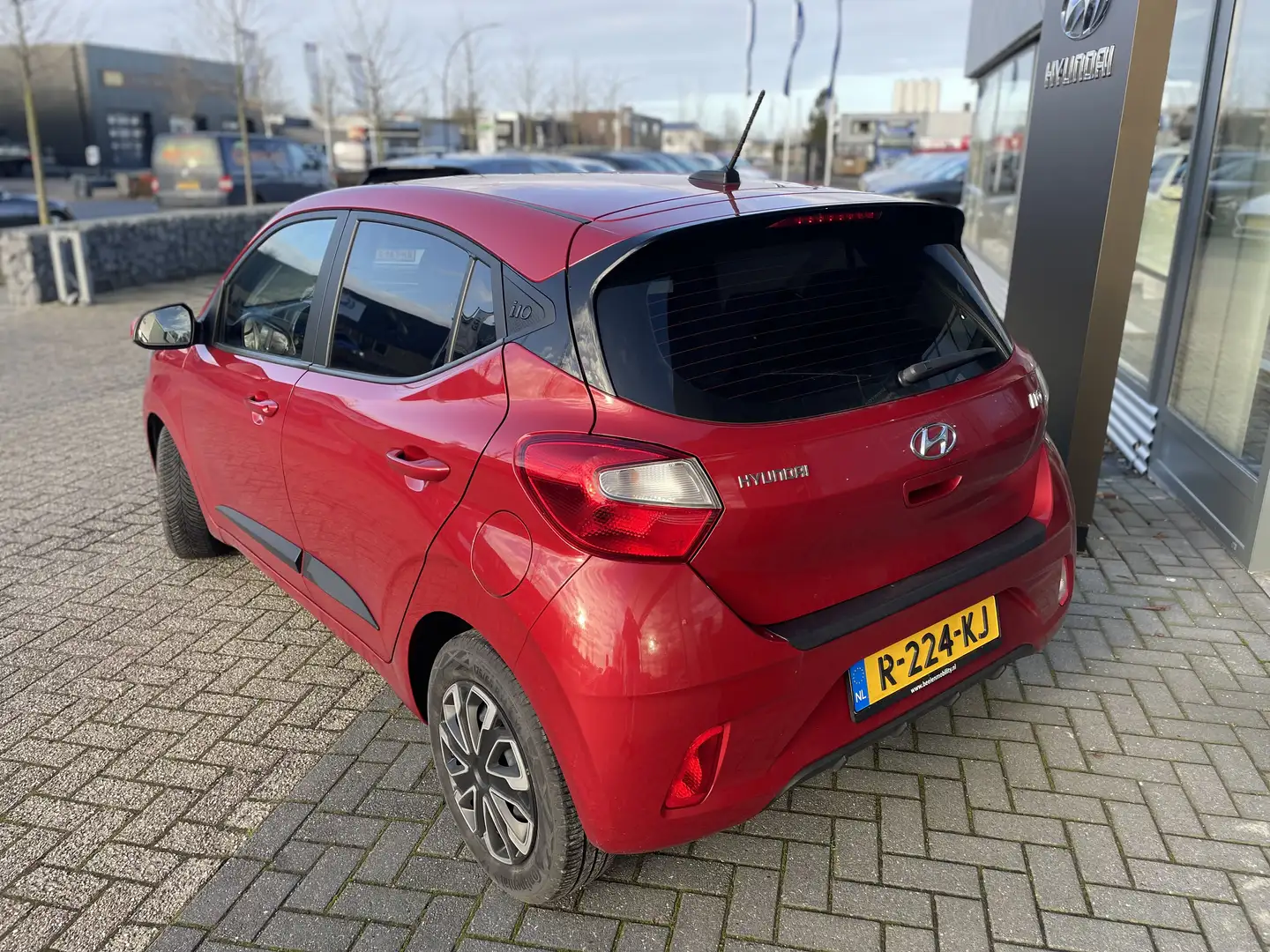 Hyundai i10 1.0 Comfort 5-zits | Airco | All season banden | A Rouge - 2