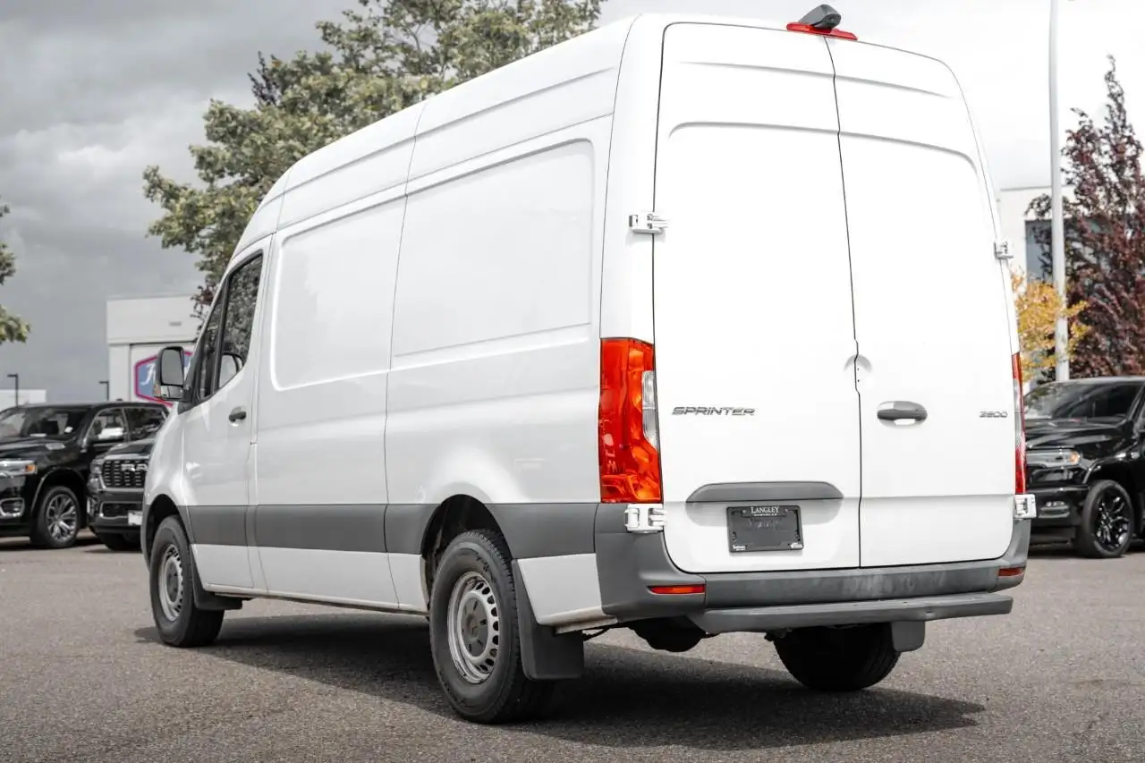 Mercedes-Benz Sprinter photo Mercedes-Benz Sprinter