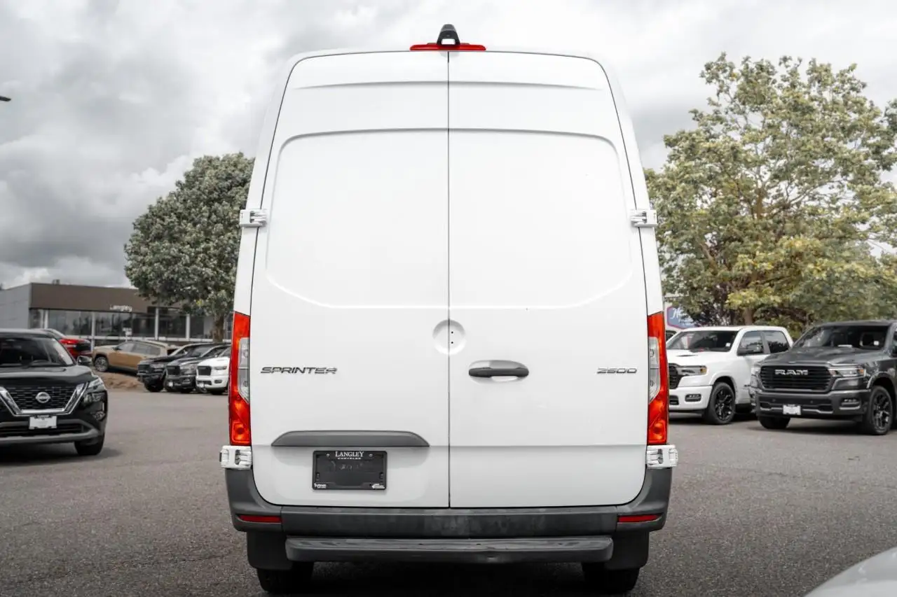 Mercedes-Benz Sprinter photo Mercedes-Benz Sprinter