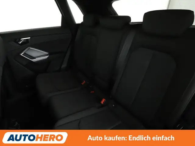Audi Q3 view 14