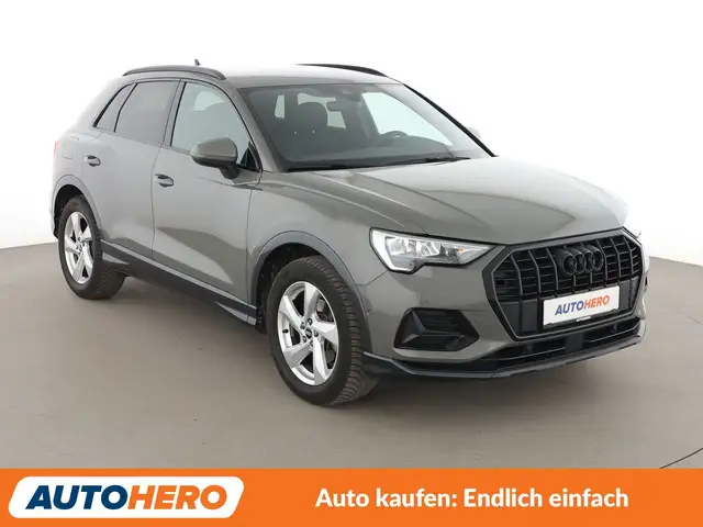 Audi Q3 view 8