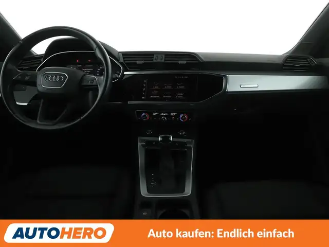 Audi Q3 view 12
