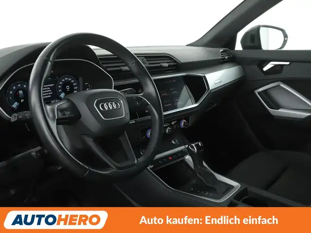 Audi Q3 view 11