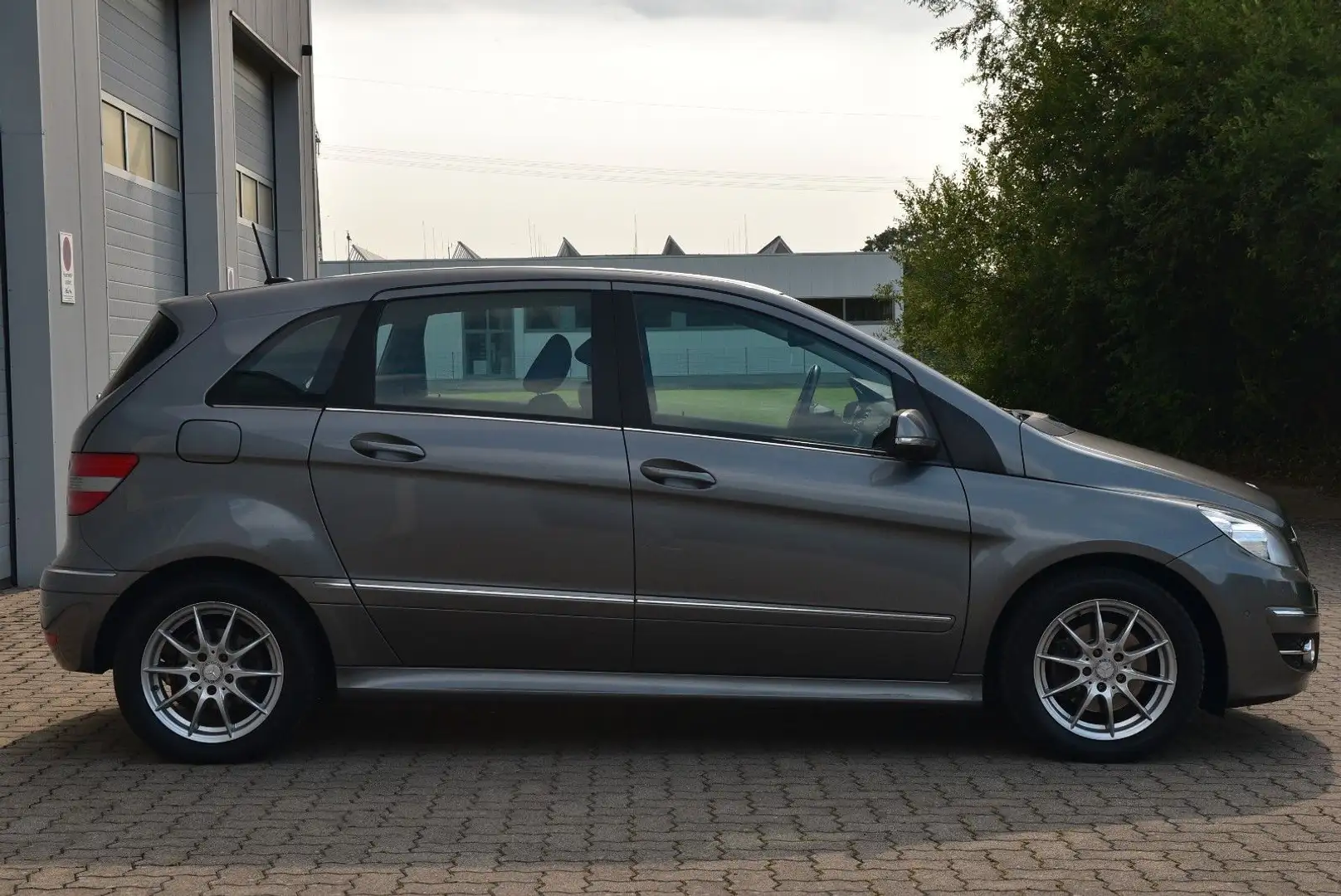 Mercedes-Benz B 200 Klima/SHZ/Automatik/TÜV 04.2027 Grau - 2