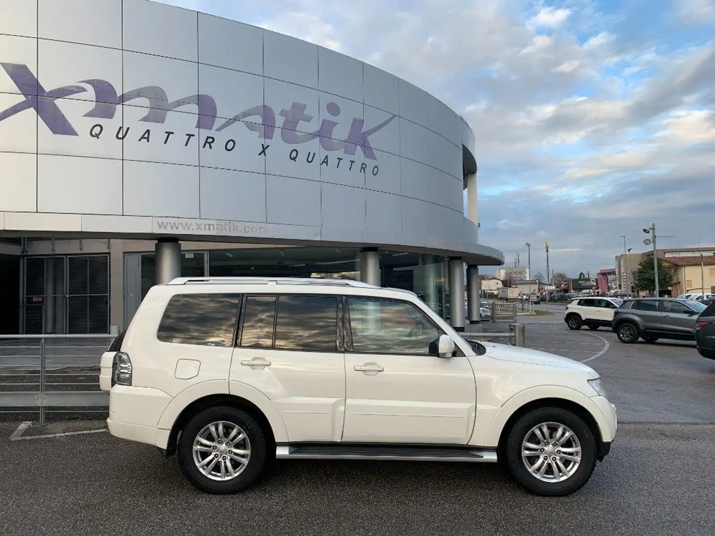 Mitsubishi Pajero 3.2 DI-D 16V aut. 5p. Instyle 4X4 7 POSTI Bianco - 2