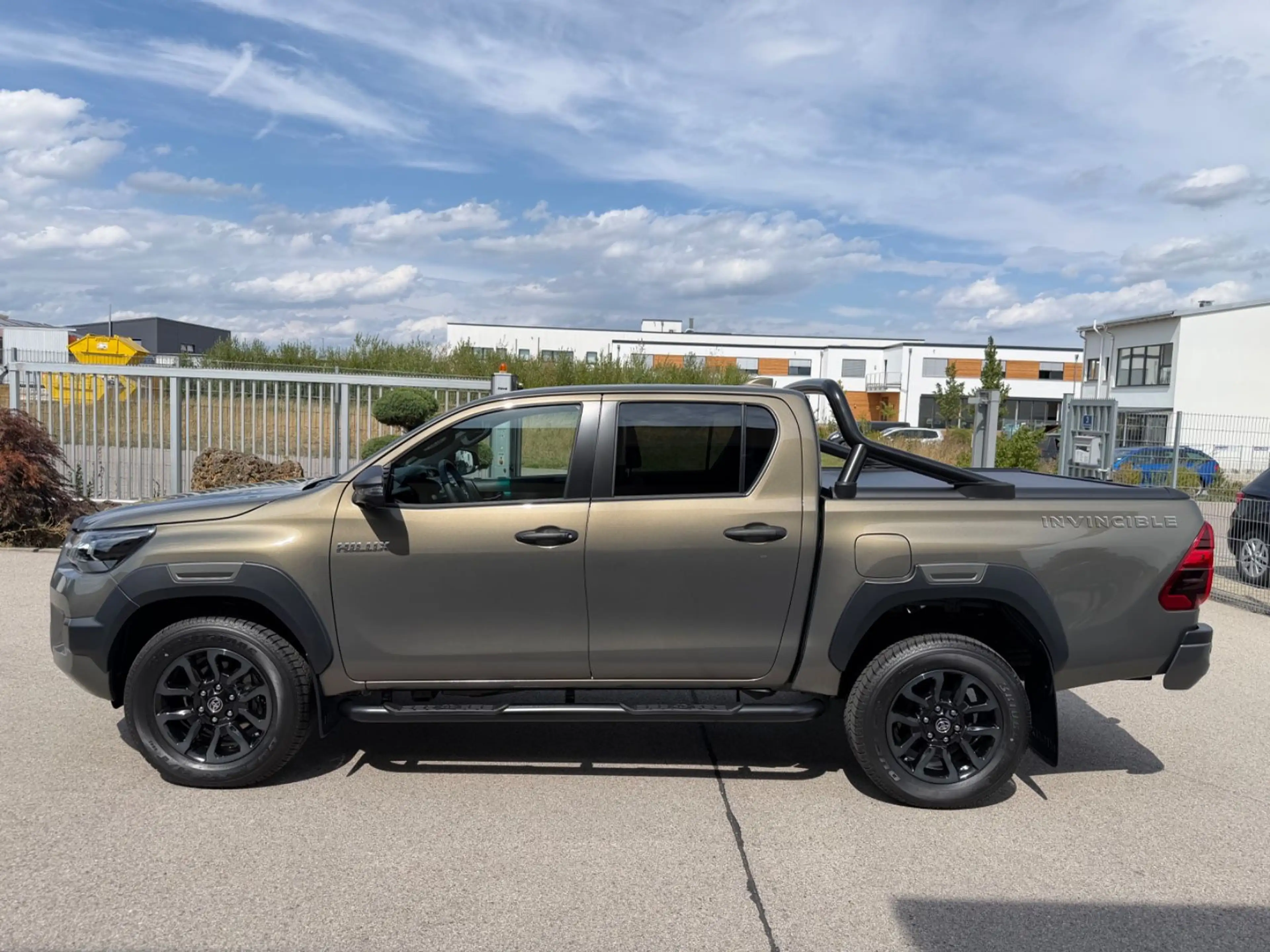 Toyota Hilux Double Cab INVICIBLE 4x4 Rollo & Bügel*AHK — photo 8