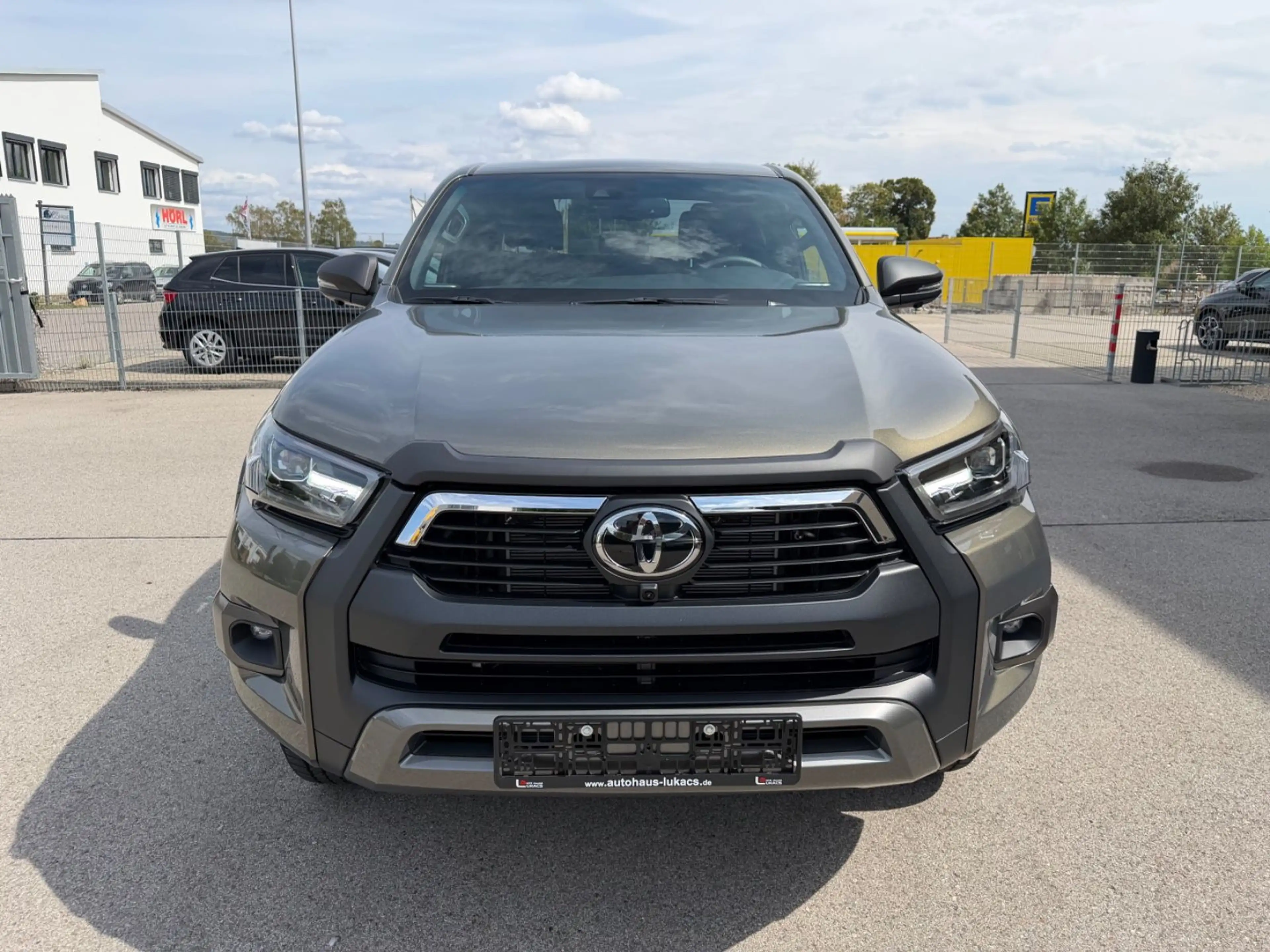 Toyota Hilux Double Cab INVICIBLE 4x4 Rollo & Bügel*AHK — photo 2