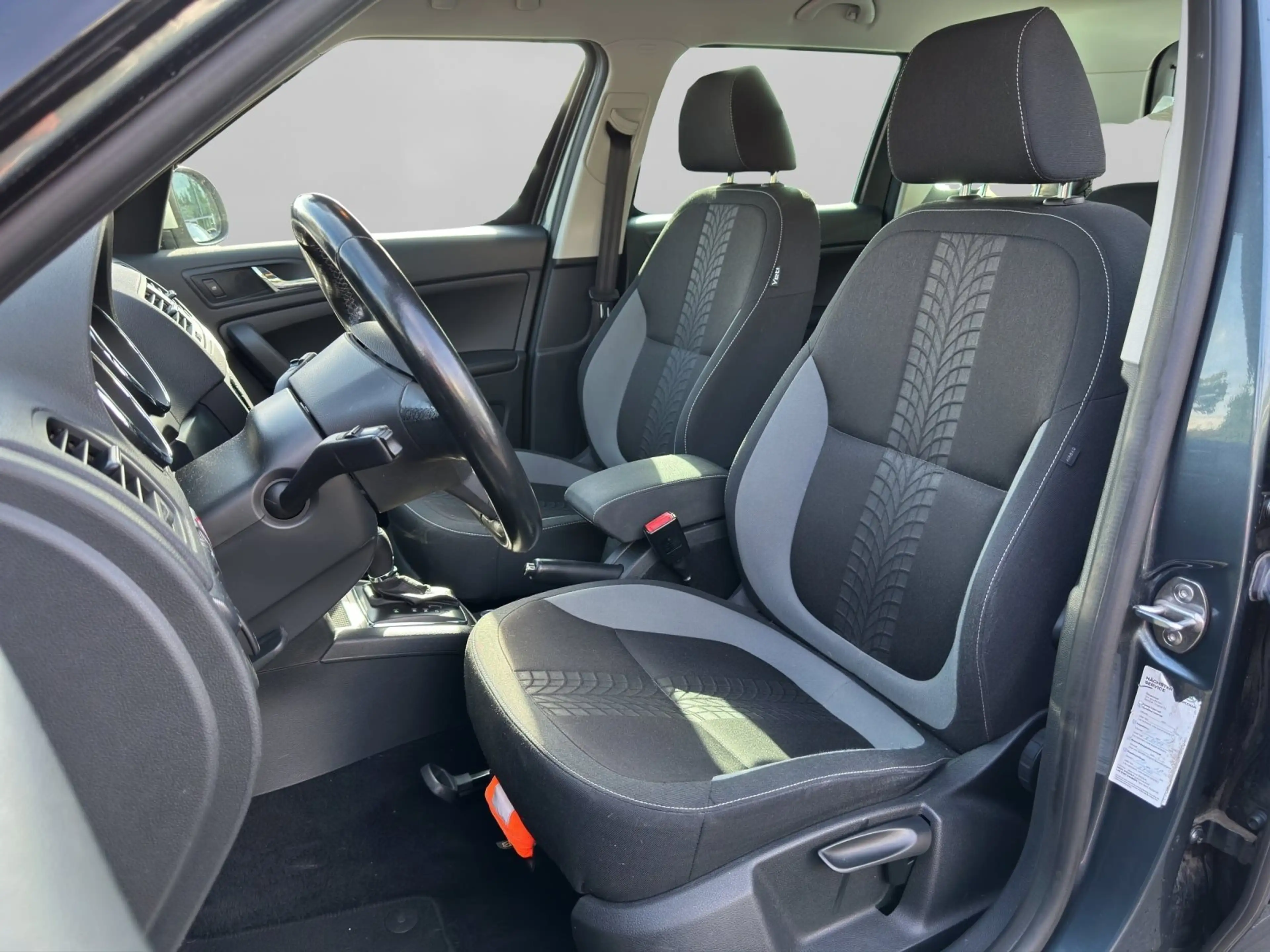 Skoda Yeti 2,0 TDi DAB Xenon Tempomat AHK Klimaaut. — photo 7