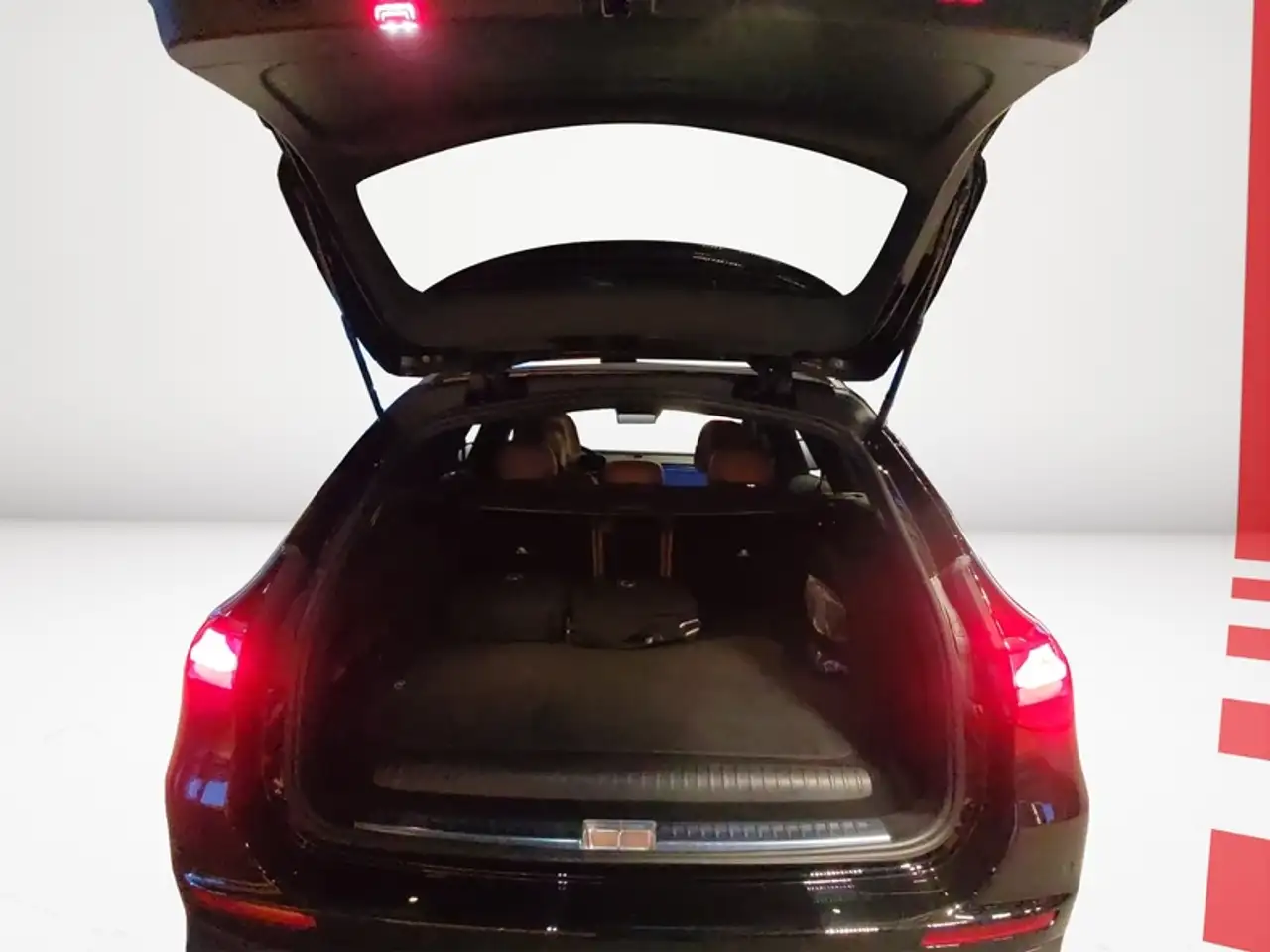 Mercedes-Benz E 300 de T AMG NIGHT PANO DISTRON DIGITAL-LIGHT 10