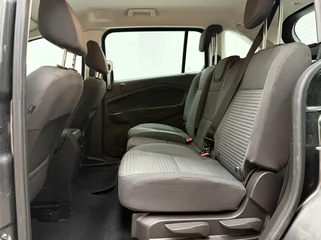Ford Grand C-Max view 13