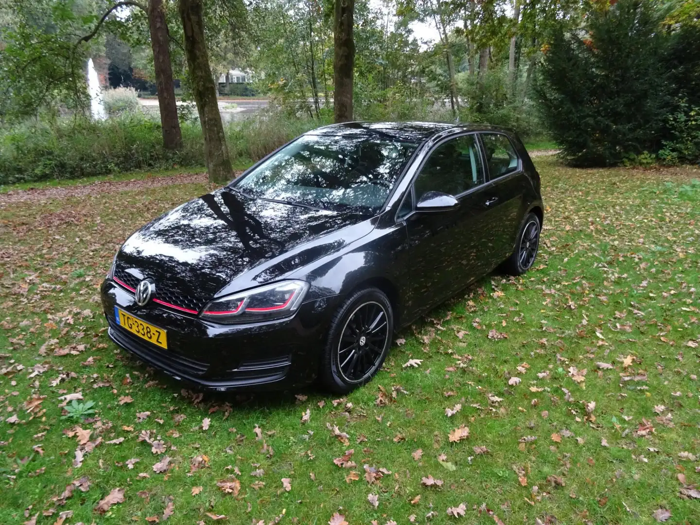 Volkswagen Golf 1.2 TSI R-Line pano black Zwart - 1