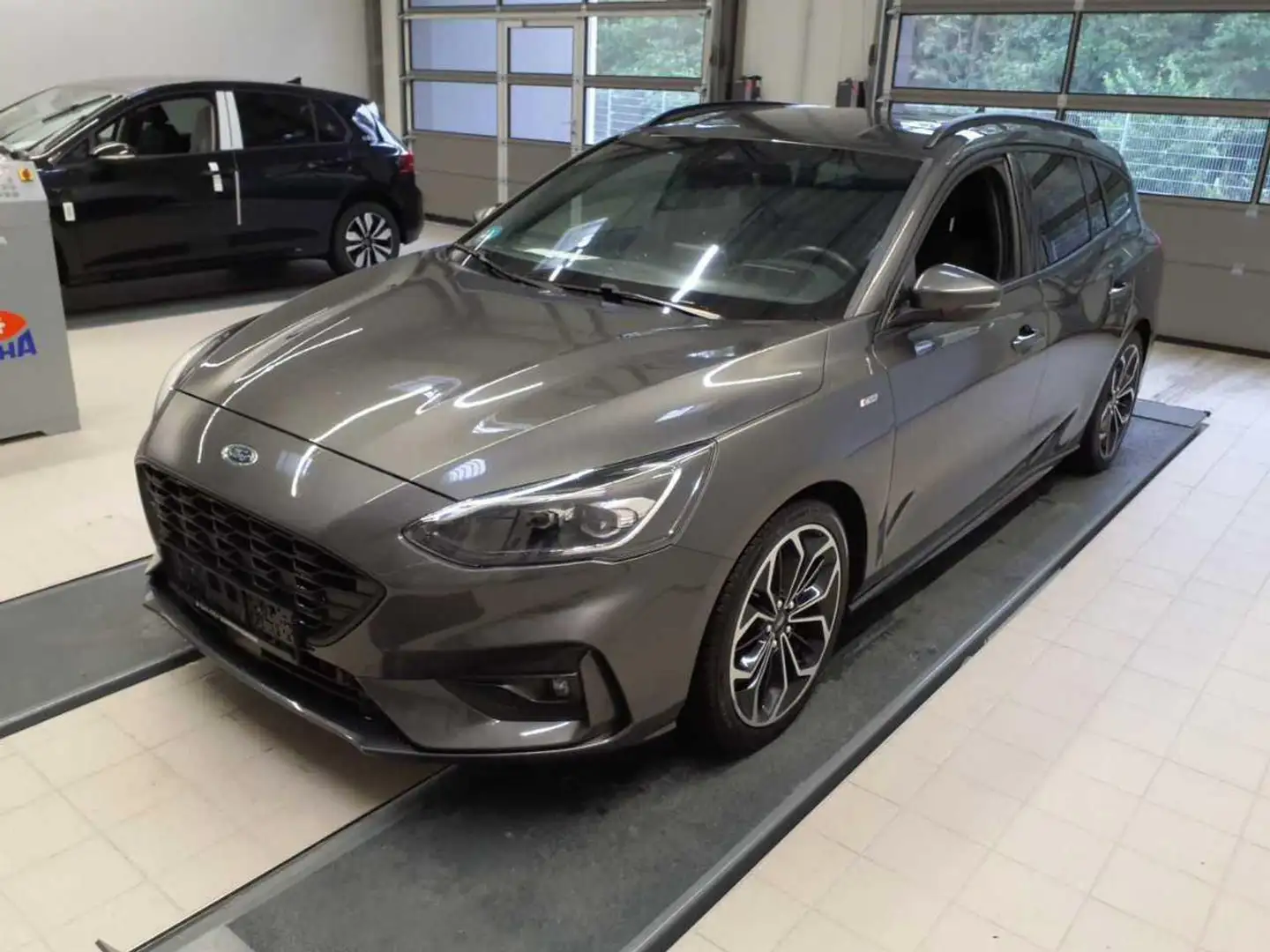 Ford Focus Turnier ST-Line 1.5 TDCi EcoBlue AT 120PS Gris - 1