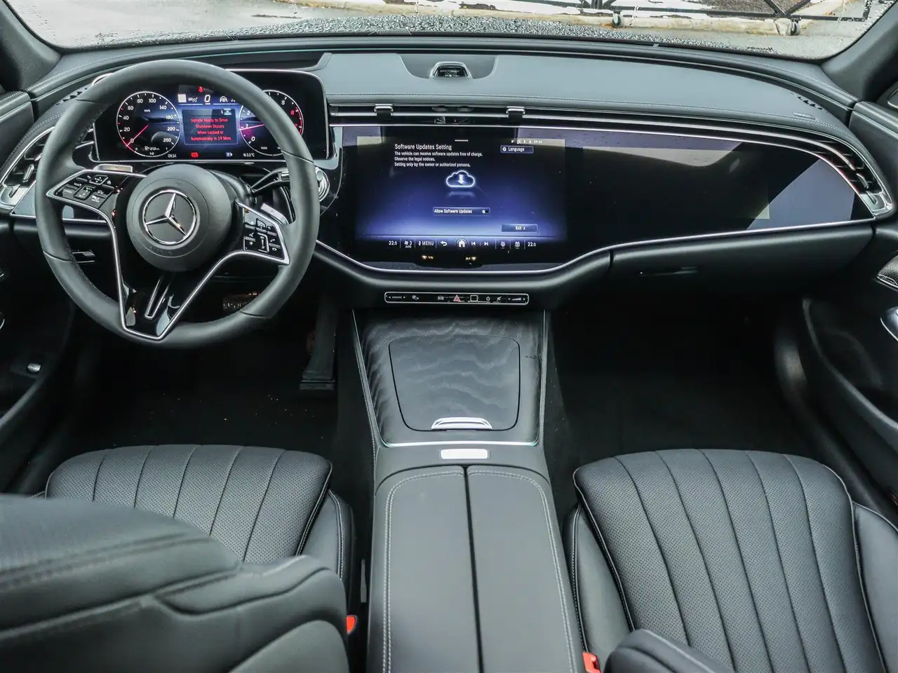 Mercedes-Benz E-Class снимка Mercedes-Benz E-Class