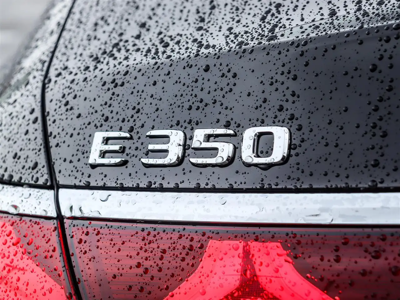 Mercedes-Benz E-Class снимка Mercedes-Benz E-Class