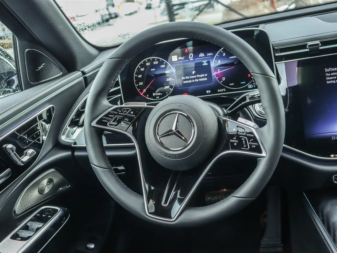 Mercedes-Benz E-Class снимка Mercedes-Benz E-Class