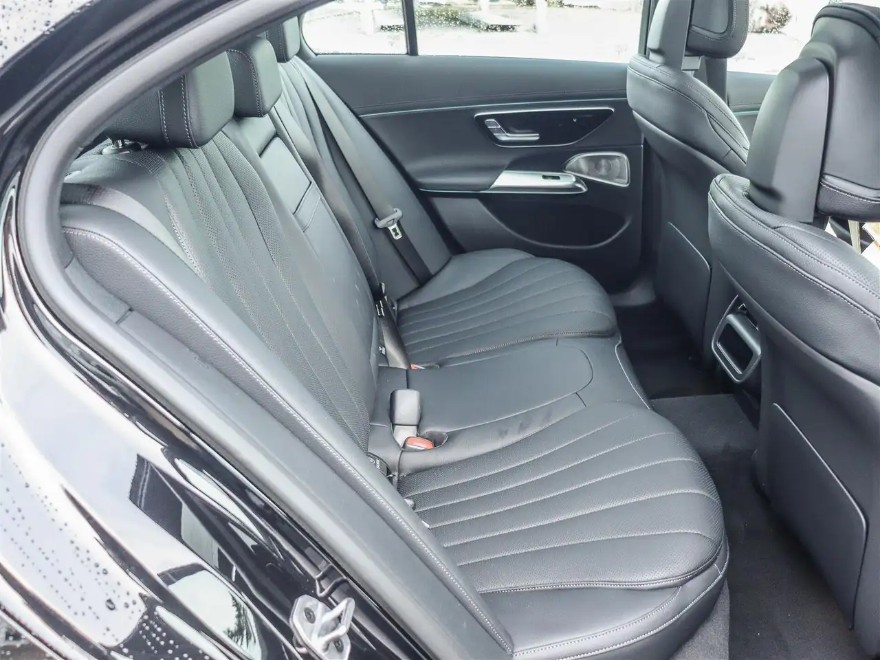Mercedes-Benz E-Class снимка Mercedes-Benz E-Class