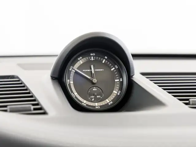 Porsche 911 view 10
