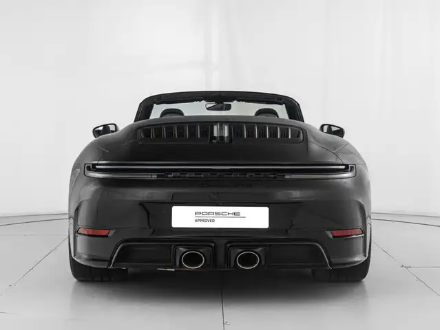 Porsche 911 view 7