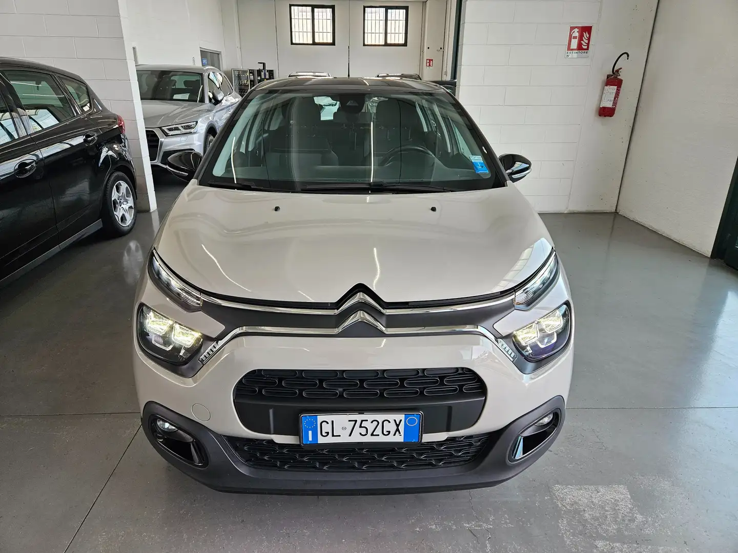 Citroen C3 1.2 puretech Shine NEOPATENTATI Grijs - 2