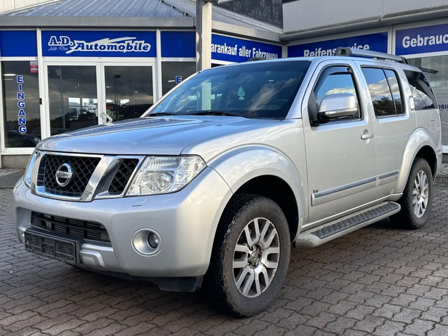 Nissan Pathfinder 3.0 dCi LE/Kamera/7-Sitzer/4x4 Silber - 1