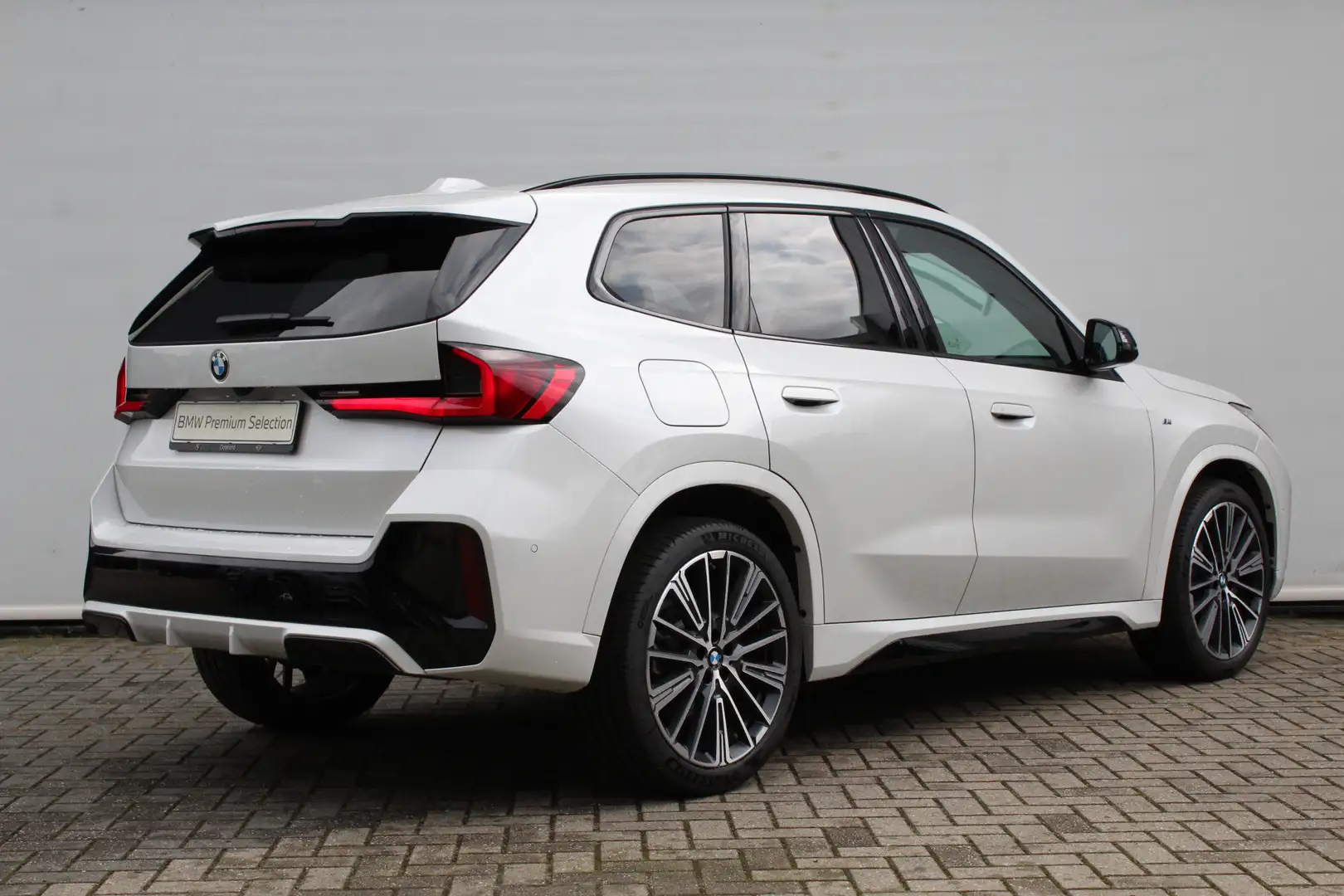 BMW X1 sDrive20i M Sport Automaat / Panoramadak / Sportst Wit - 2