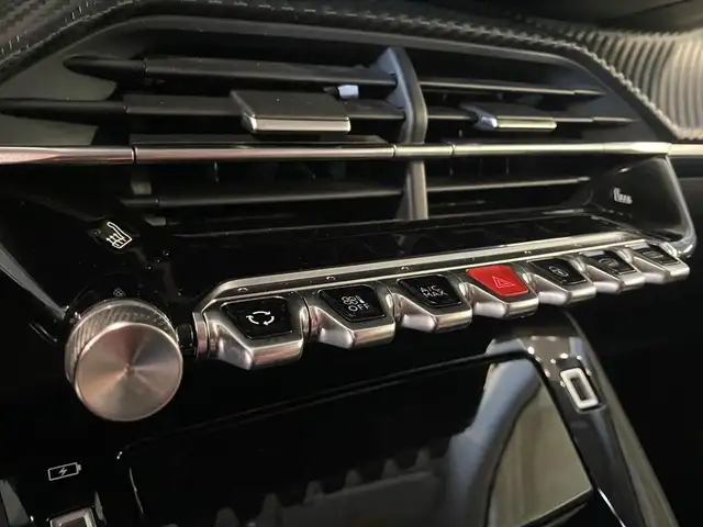 Peugeot 208 view 11